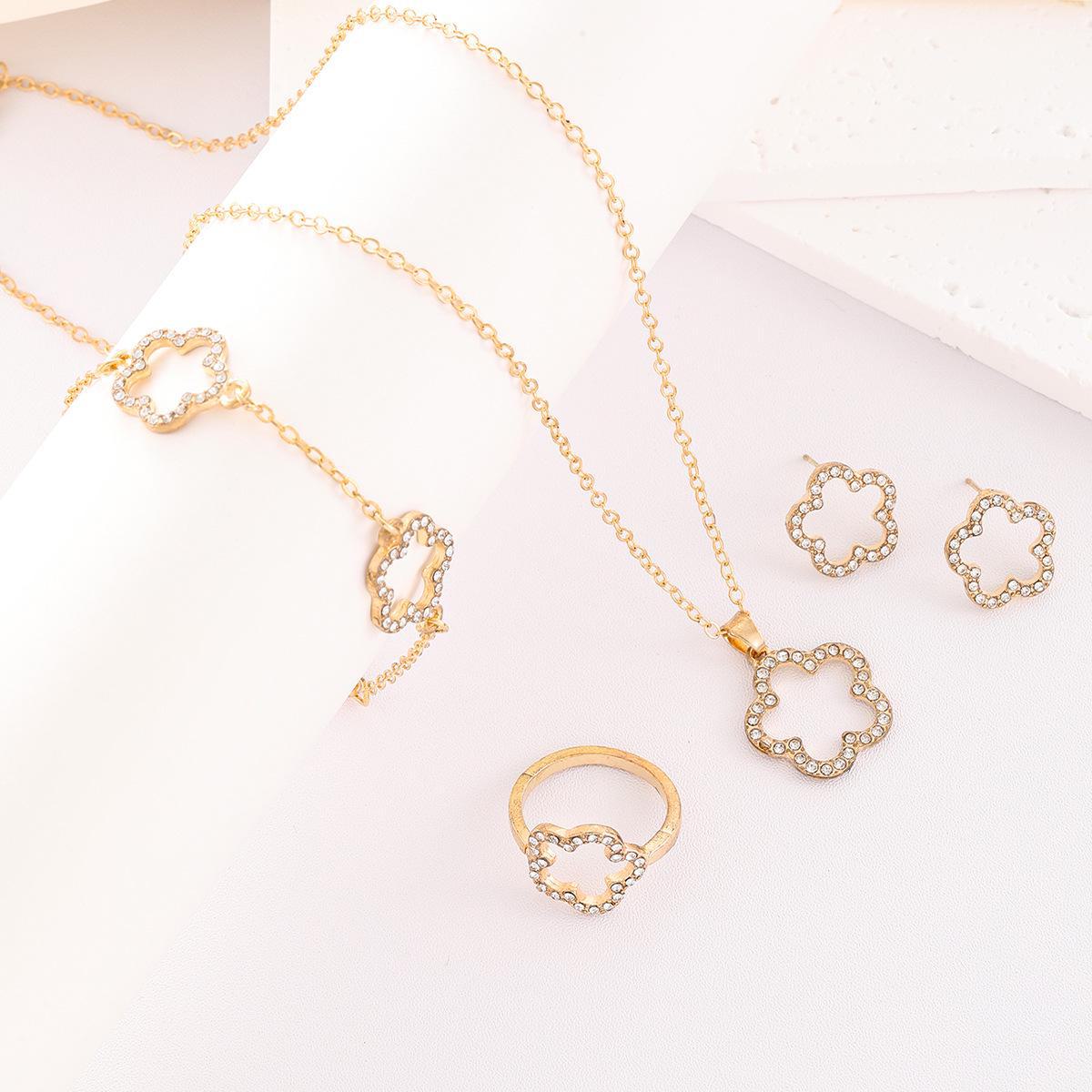 

Комплект из 4 украшений в японском и корейском стиле: Ожерелье, браслет с полым счастливым пятилистным цветком, кольцо, серьги для женщин. 4-piece set золотой