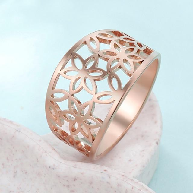 Teamer Women Elegant Flower Zircon Finger Ring Stainless Steel Black Casual Engagement Rings Jewelry Gift for Friend Lover