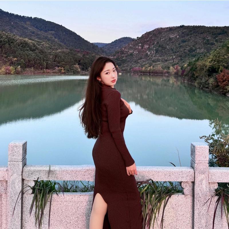 Temperament Sexy Retro Hip Wrap Versatile and Thin V-neck Knitted Dress Early Autumn New Waist and Thin Skirt