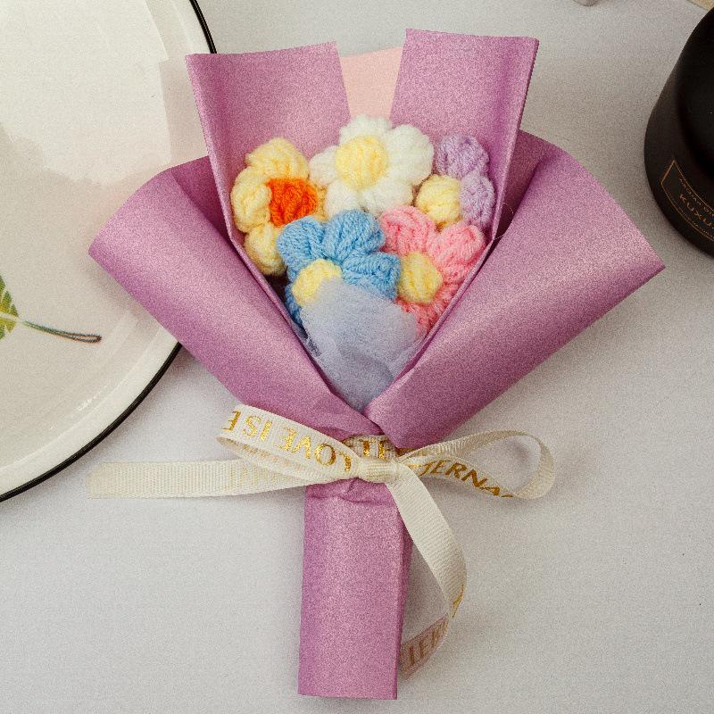 

Подарунок на відкриття фестивалю: Креативний в язаний букет з 5 квіток-помпонів - Готовий прядильний сувенір