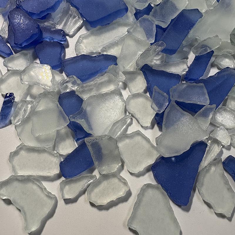 DIY Weihnachtsbaum aus Treibglas: Handgemalte Steine mit rohen Muscheln und Seeglasstücken