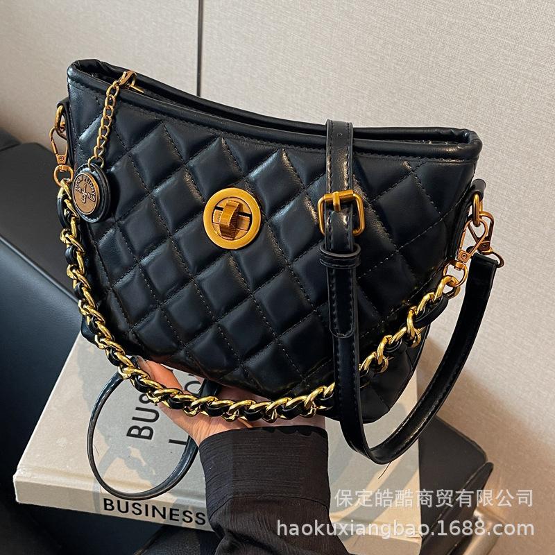 Large-capacity commuter chain bag women's 2025 new high-end sense light luxury niche small fragrant style crossbody diamond grid foreign style