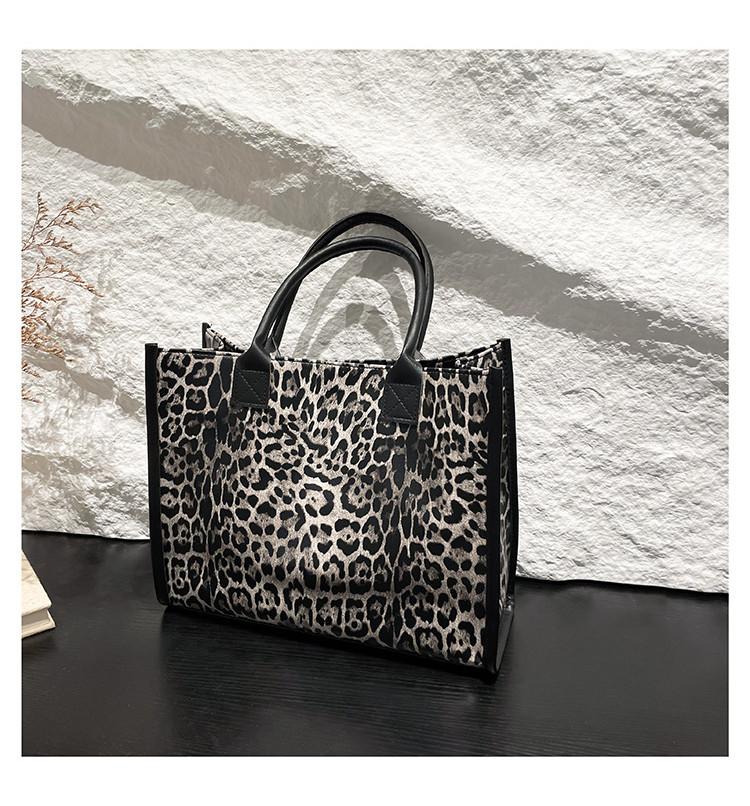 

Contemporary Large Tote Bag With Stylish Leopard Pattern And Comfortable Double Straps Shoulder