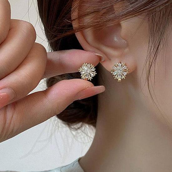 1 Pair Snowflake Stud Earrings for Women, Cubic Zirconia Wedding Engagement Statement Earrings, Winter Snowflake Jewelry Accessory
