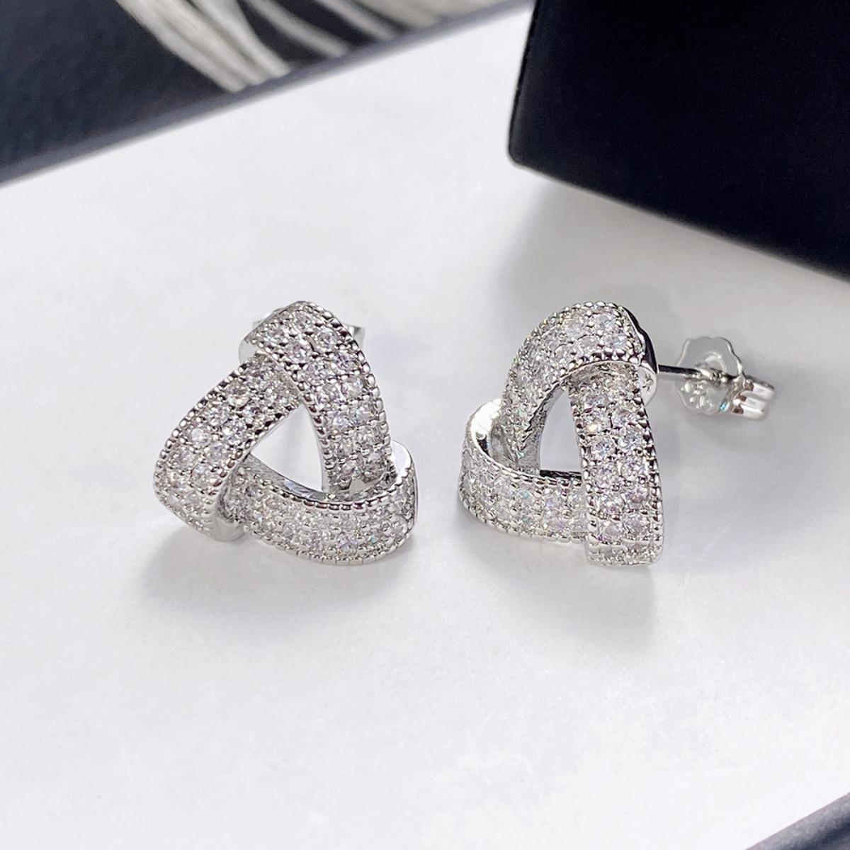 3D Intertwined Triangle Full Paved Cubic Zirconia Stud Earrings Vintage Geometric Commuter Women Ear Jewelry белый