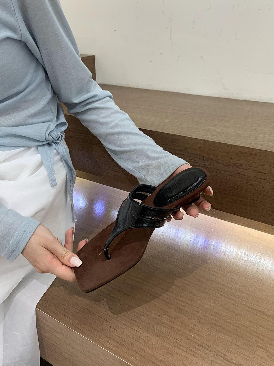 

Korean version of retro wedge heel silver pinch flip-flops women s outerwear 2025 summer high-end vacation sandals 35