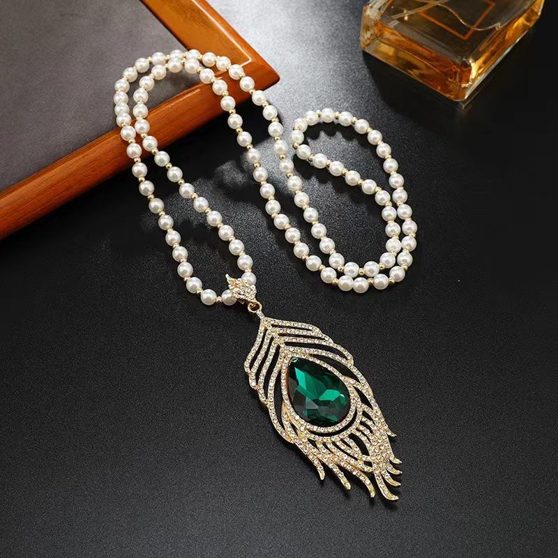 Korean Fashion Flower Sweater Chain Necklace - Autumn/Winter Women's High-End Cat's Eye Camellia Pendant.