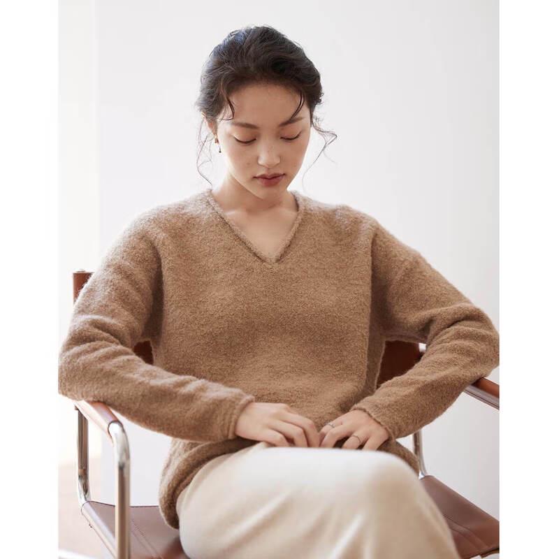 Sinuofude Women's V-Neck Lamb Wool Blend Knit Sweater