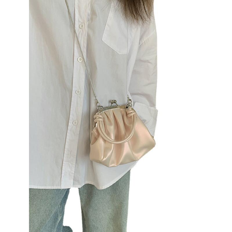 Słodka dziewczyna trzymająca torebkę na pierogi japoński i koreański ins wysokiej jakości tekstura plisowana torebka na klips łańcuszek na ramię crossbody damska torba