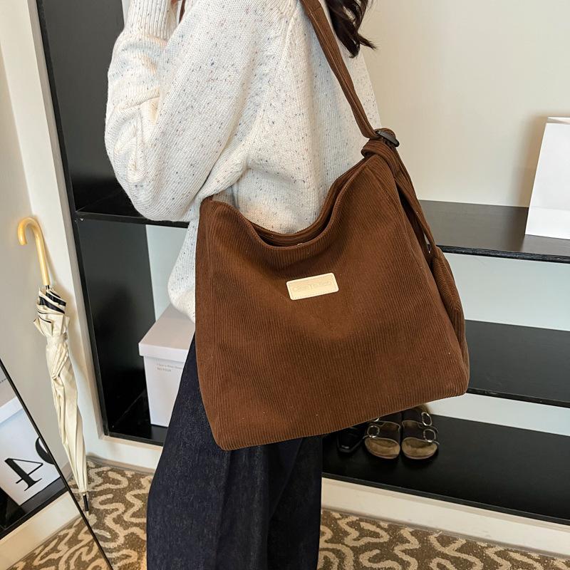 Spring and summer new Korean version solid color large capacity bag 2025 new foreign style casual single shoulder simple solid color velvet cloth bag