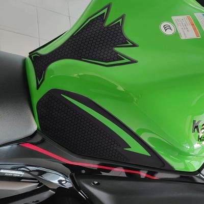 BYEMTTY 3D Traction Pad Tank Kit for Ninja 650 (2017-2024) and Ninja Z650 (2019-2024) - Green