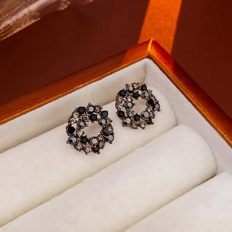 Hollow Out Inlaid Rhinestone Round Earrings for Women Vintage Fashion Delicate Stud Earrings 2024 New In Black Zircon Gift