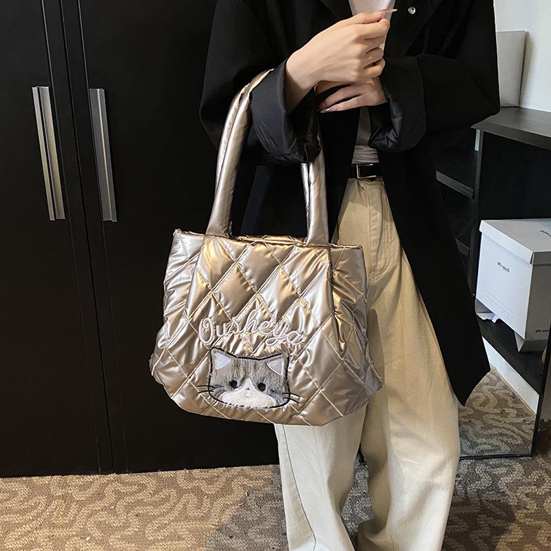 

Autumn and winter large-capacity cotton clothing bag women s 2025 new versatile messenger bag commuter tote bag 33*11*30 шампанского