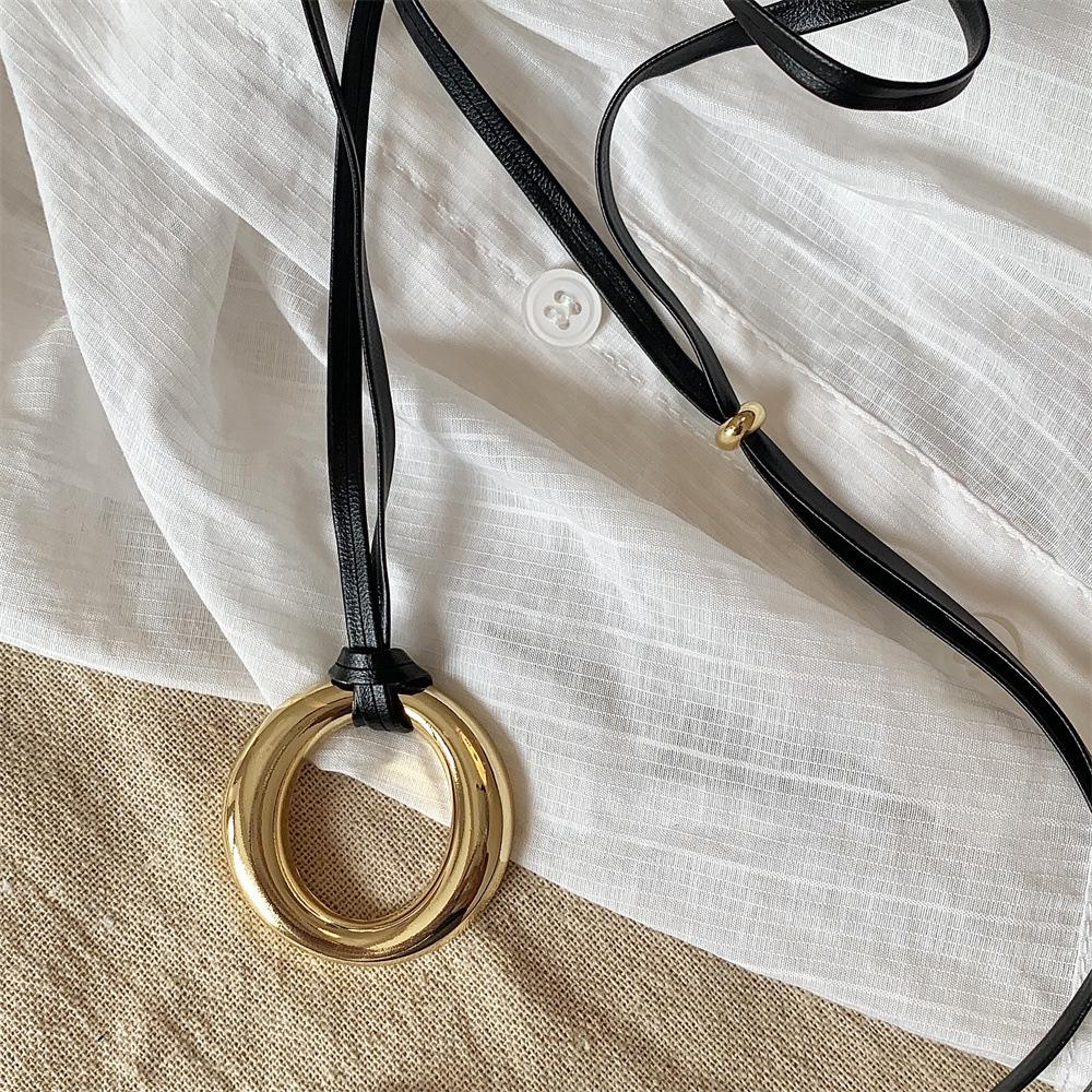 

Чжан Юэ эр Геометрическое ожерелье с подвеской в виде круга и регулируемым черным кожаным шнурком, дизайн 2025