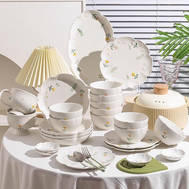 Love and Peace Embossed Daisy 18-Piece Dinnerware Set with Casserole