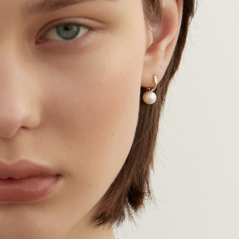 LUNNE 14k Grace Freshwater Pearl One-Touch Hoop Earrings (14k Gold) #LFE22