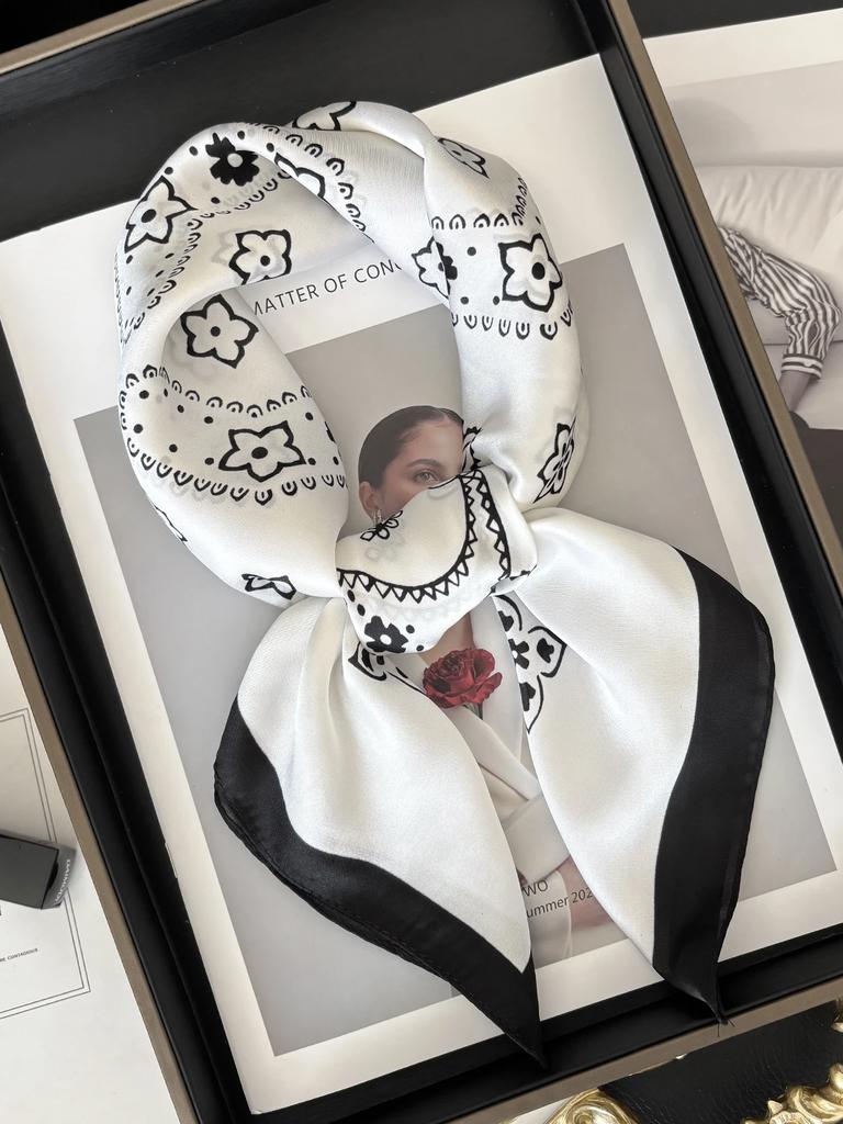 Vintage Chain Print Satin Square Scarf Soft Lightweight Women’s Fashion Accessory for Hair Neck Shawl Elegant Hair Scarf