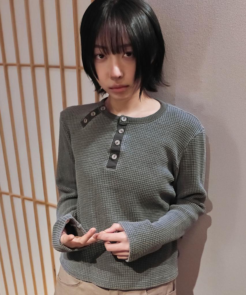 Daibeuinumeon Waist Button Detail Waffle Henley Neck (Charcoal)