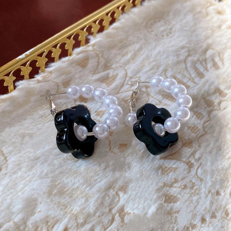 Silver Needle Diamond & Pearl Flower Stud Earrings - French Retro Fashion Design for Women.