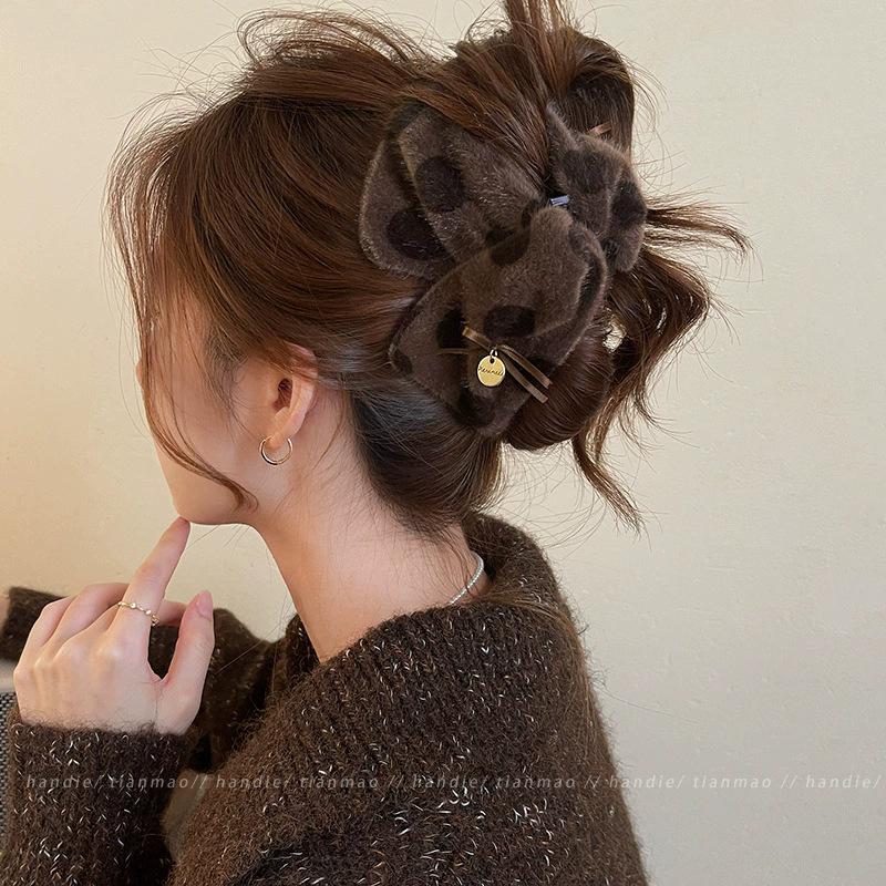

Polka dot plush triangle grab clip female shark clip back of head large hairpin autumn and winter versatile milk coffee hair accessories