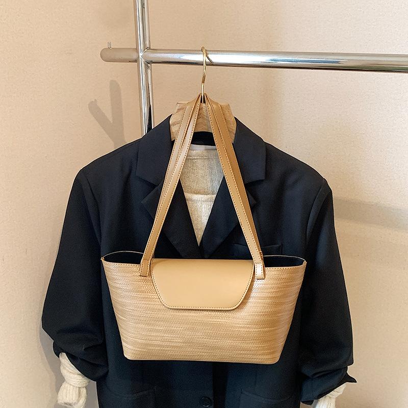 

Large capacity retro underarm bag women s autumn and winter new fashion shoulder bag commuting