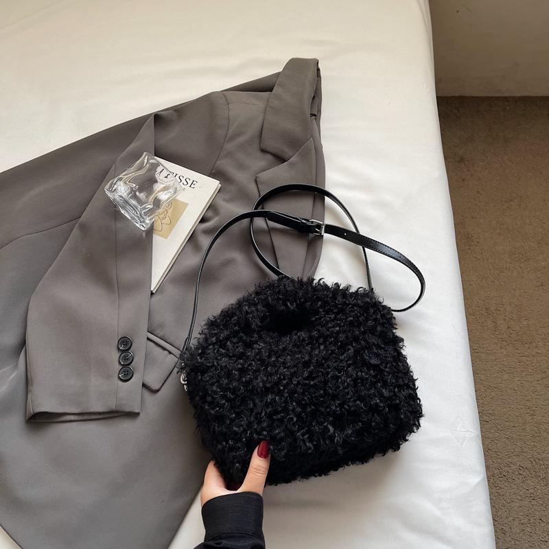

Handbag Plush shoulder bag Women s niche 2025 autumn fashion new Korean version textured messenger bag Japanese