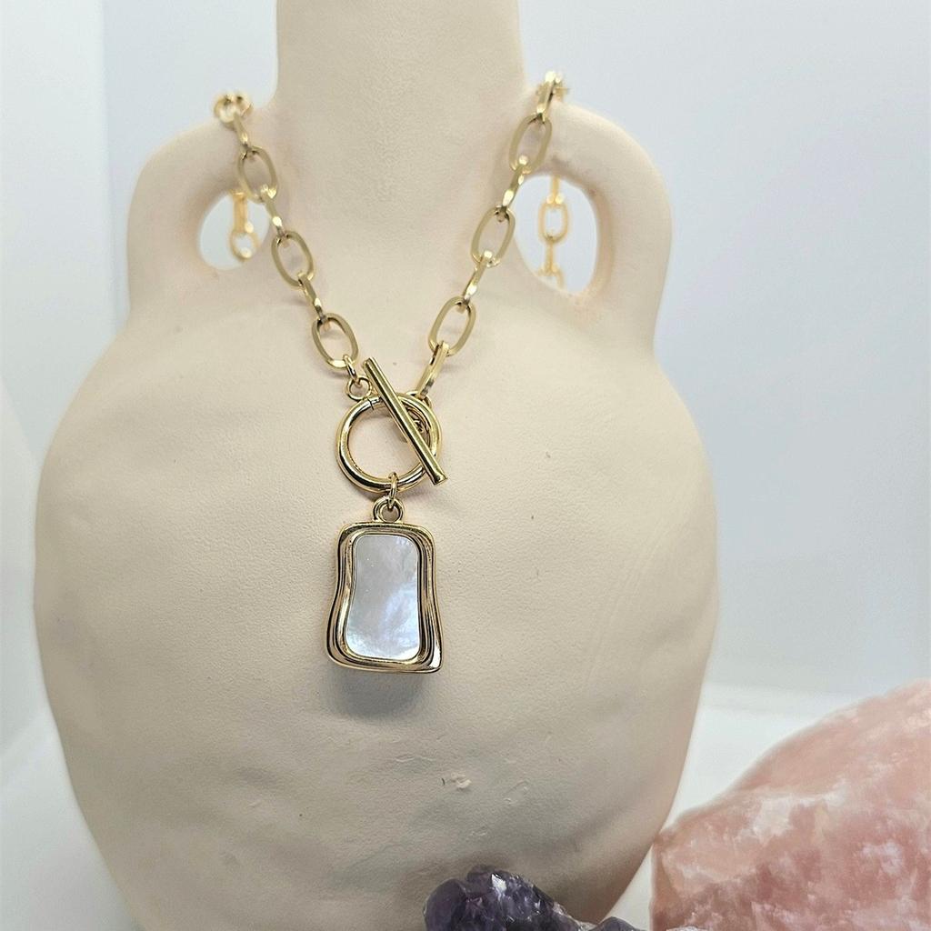 White Shell Material Necklace for Women, Light Luxury Design, Simple and Versatile, High-end Clavicle Chain
