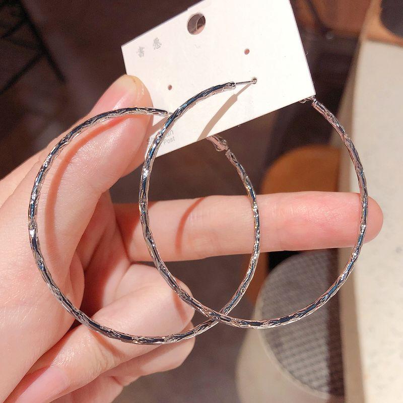 

High-End European and American Exaggerated Large Hoop Earrings 2025 New Popular Minimalist Style Round Silver Needle Earrings for Women Silver Coarse Grain 6cm