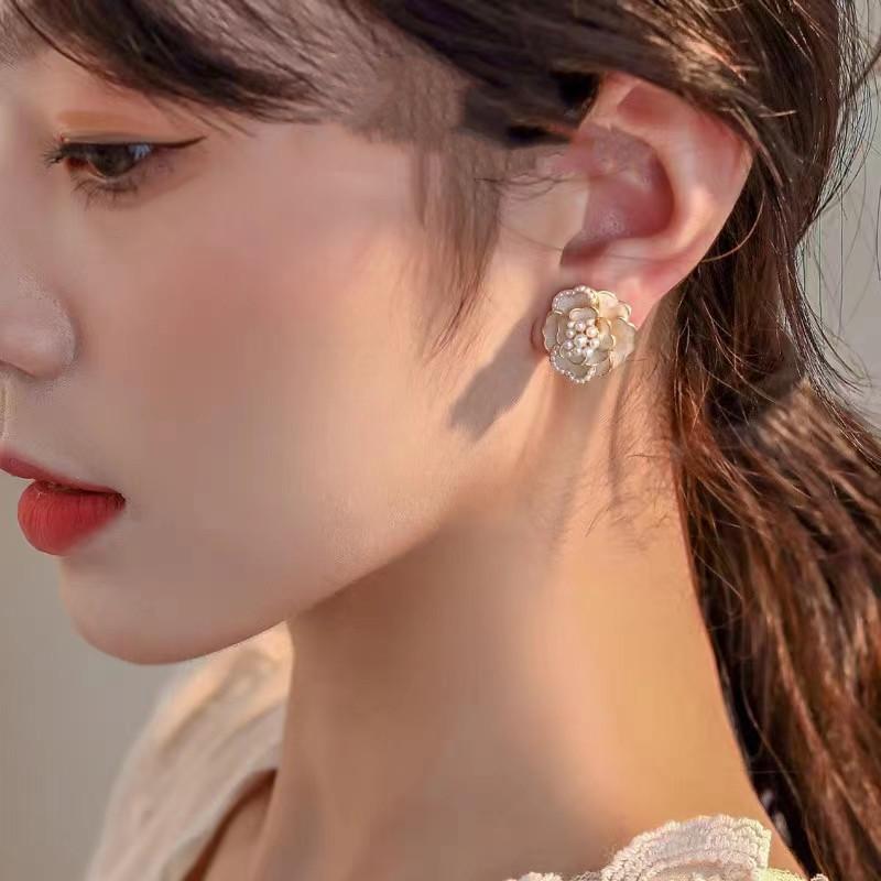 JMXD Französische Perlen Kamelienblüten Ohrstecker Leichter Luxus Grüner Tee Thema Einzigartig Elegant für Damen Modischer Schmuck