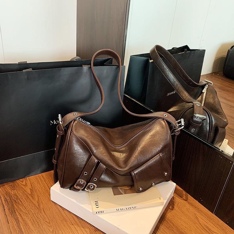 Niche trend temperament bag women's autumn casual versatile high-end sense locomotive style shoulder messenger bag