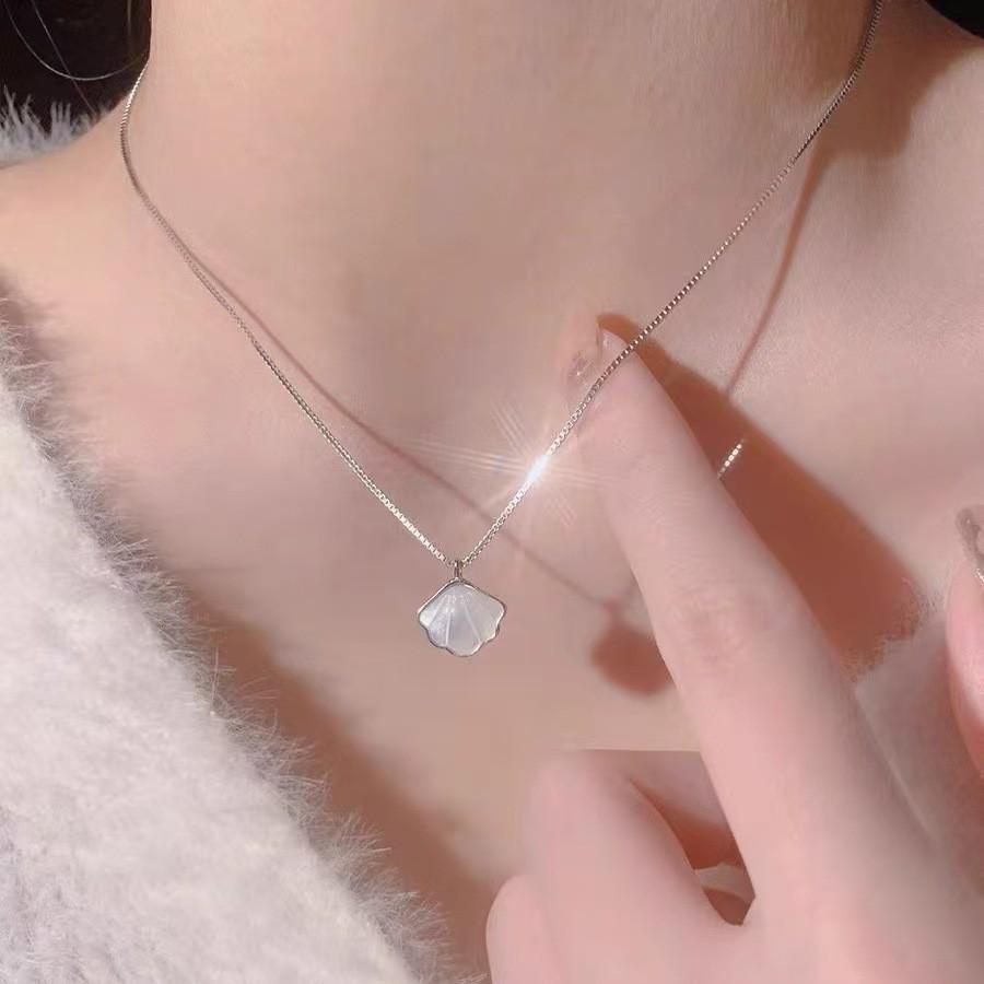 Korean Pearl Necklace: High-End Silver Clavicle Chain with Niche Design, Perfect for Light Luxury and Sweater Pendants.