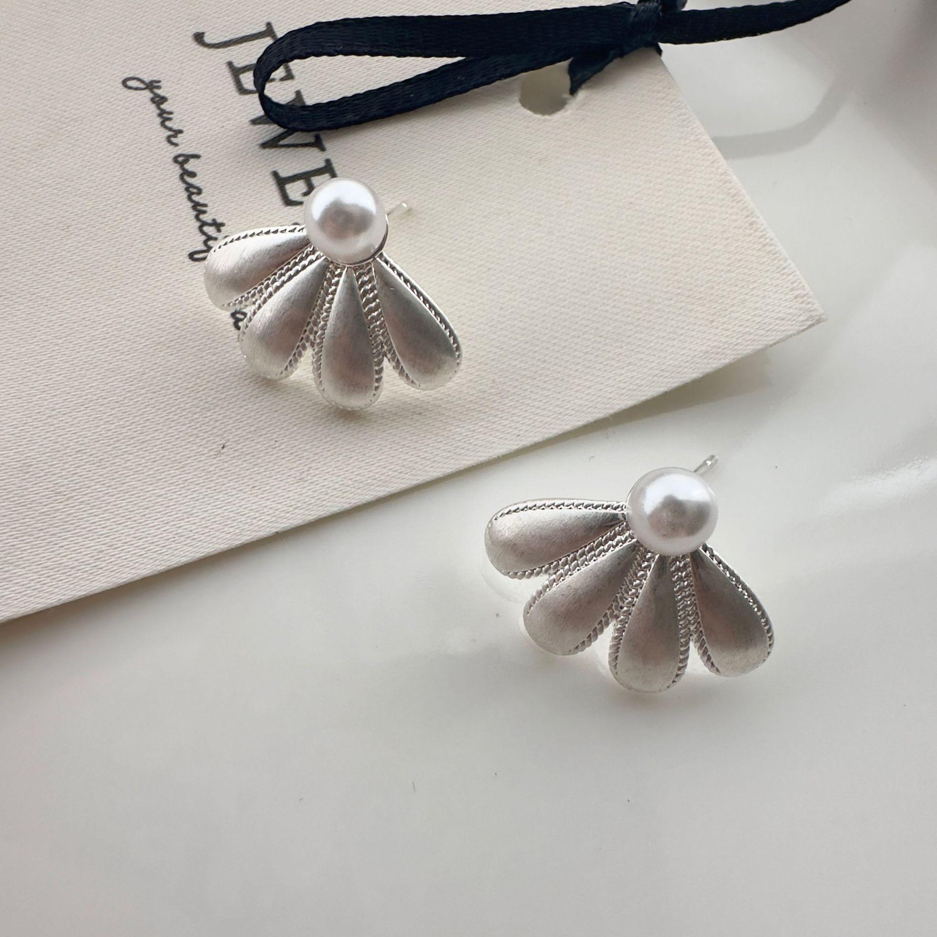 

Soft Mountain Soma Silver Brushed Four-Petal Freshwater Pearl Elegant National Style Earrings