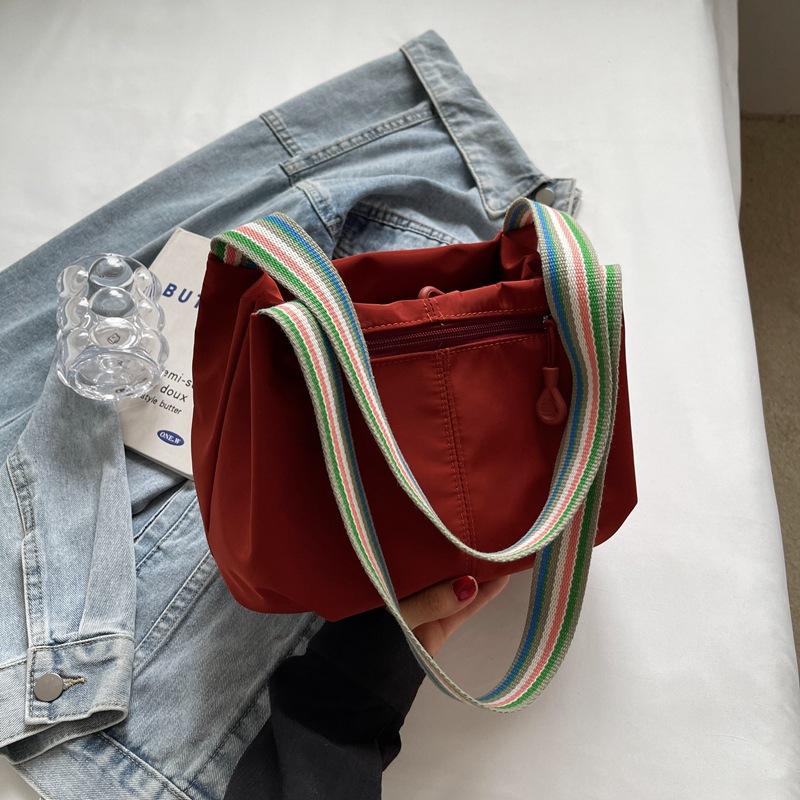 

Lazy wind lightweight nylon cloth shoulder bag, simple and versatile shoulder handbag, personalized color bar width tote bag красный