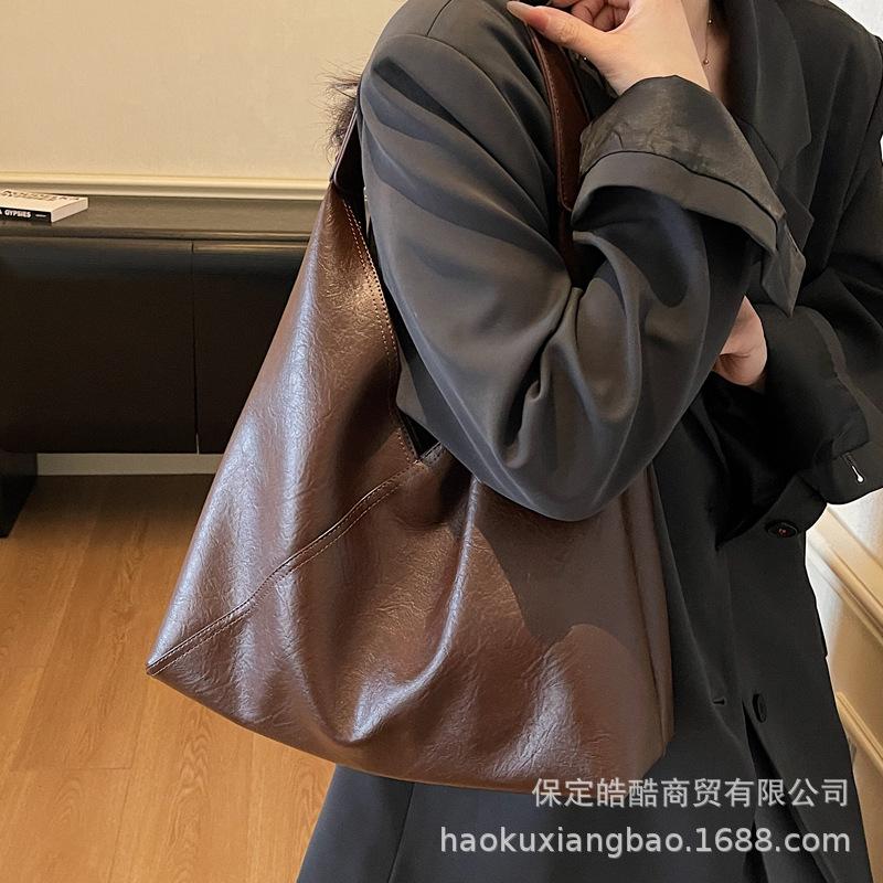 Large-capacity retro bag women's autumn and winter 2025 new simple and versatile shoulder underarm bag casual commuter tote bag