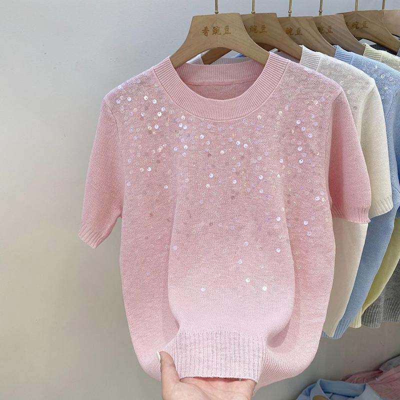 Suéter feminino amarelo de lantejoulas com mangas curtas, modelo casual de tricô para uso diário.