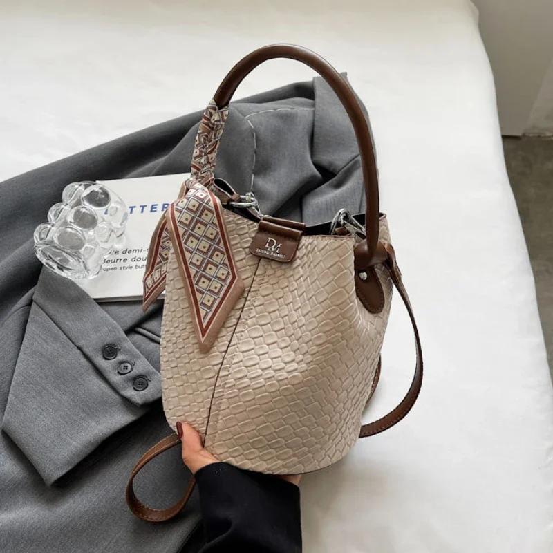 Standard gewebte Schal-Tasche für Damen  Bucket Bags  Schultertasche  tragbare Umhängetasche  Luxusmarken-Taschen  neue Mode