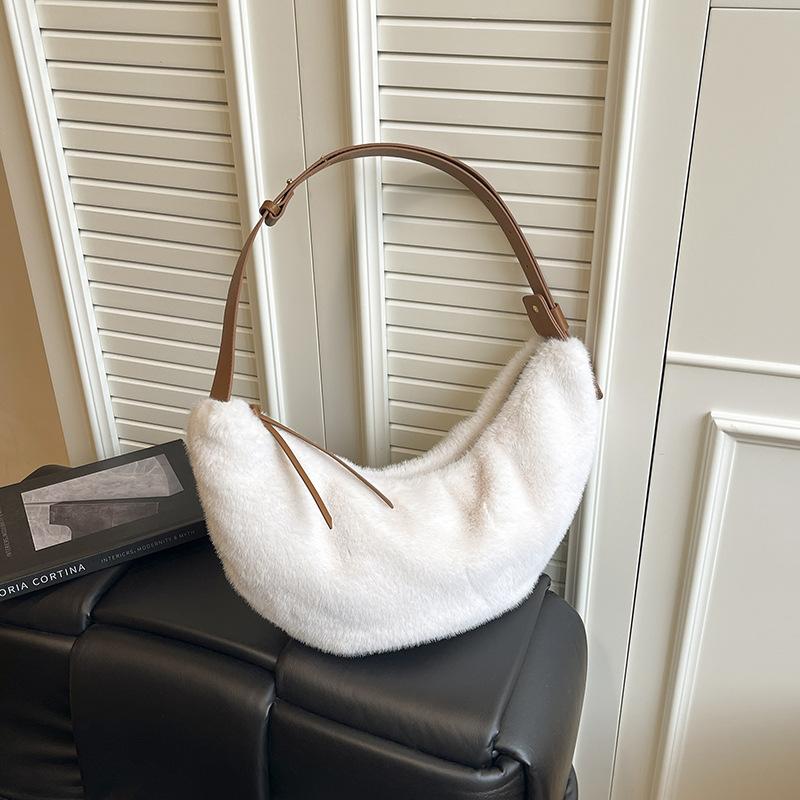 

Plush bag women s large-capacity new autumn and winter plush shoulder messenger bag commuter dumpling bag белый