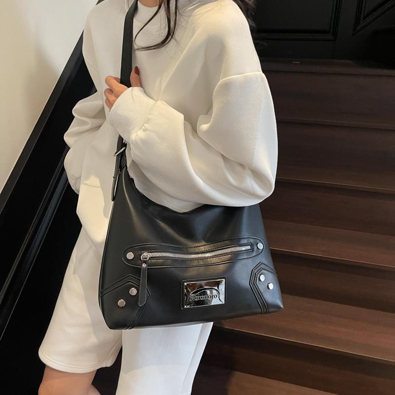 Fashion high-grade texture pu rivet large-capacity women's commuter bag exquisite locomotive underarm shoulder messenger bag