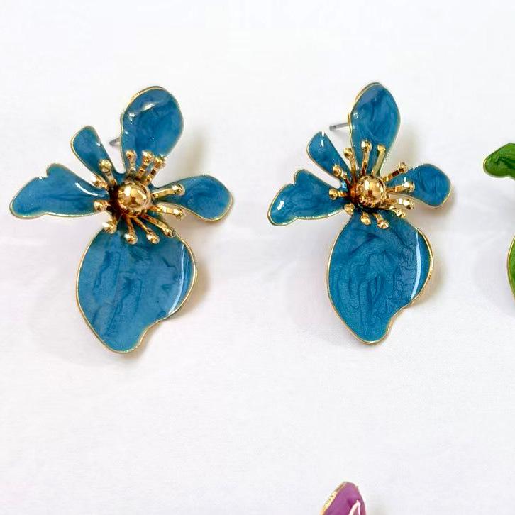 

Так, елегантні та перебільшені квіткові сережки підходять для щоденного носіння і можуть бути подаровані друзям. peacock синього кольору