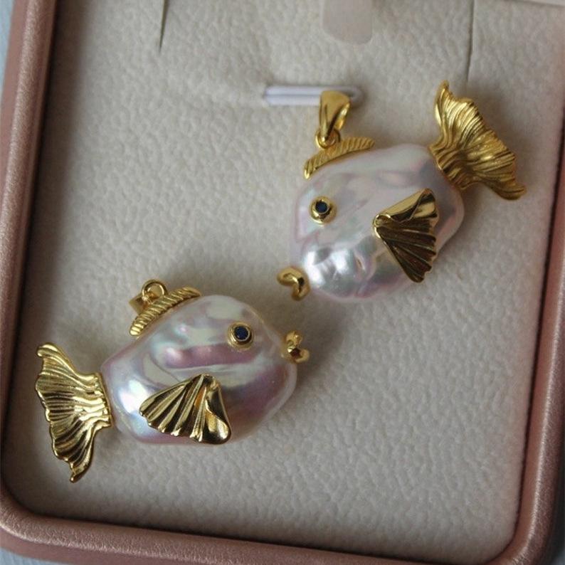 Ocean World Clownfish & Pearl Necklace - Kissing Goldfish Pendant On Colorfast Collarbone Chain