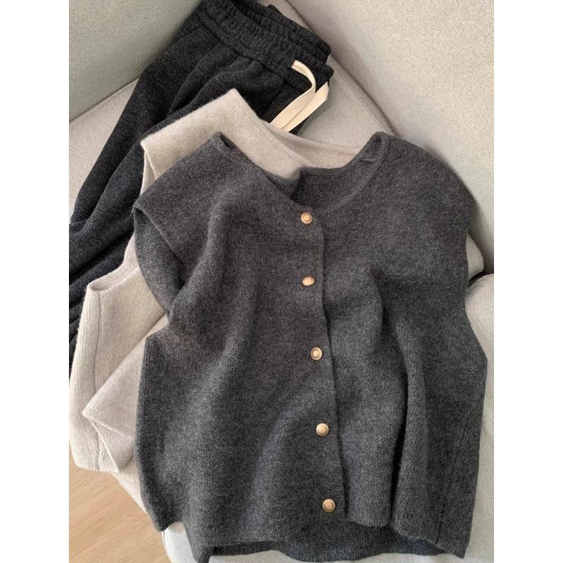 

Вязаный жилет премиум-класса: Женский топ без рукавов в корейском стиле с металлическими пуговицами и мягкими подплечниками для весны и осени. Large серый