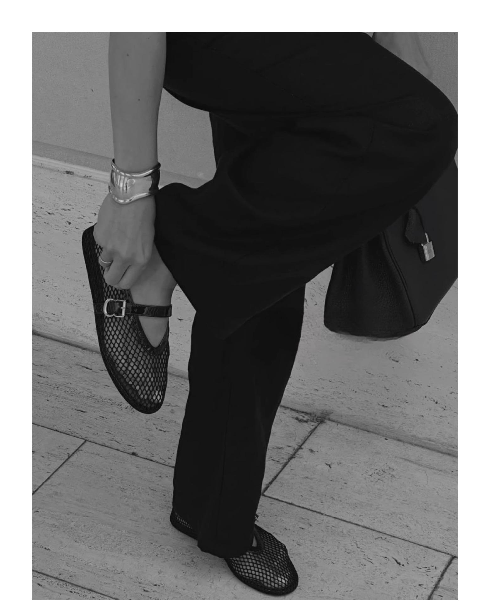 

Round head one-word buckle with ballet shoes women s 2025 spring and summer new flat shoes hollow Mary Jane single shoes fishing net shoes 42 чёрный