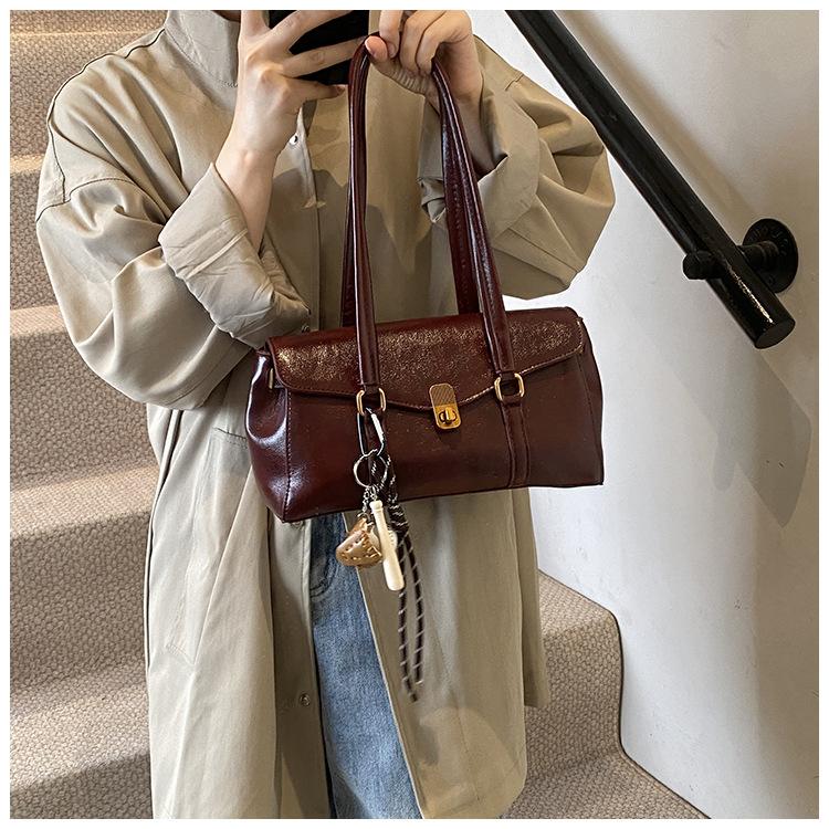 

2025 осень и зима цвет женские сумки модная глянцевая мягкая кожа ретро универсальная большая вместимость на плечо сумка для通勤 женские сумки bare bag бордовый