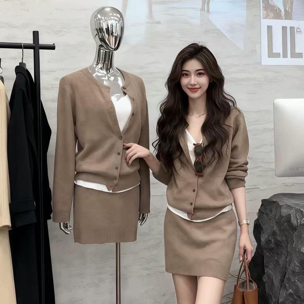 Minimalist 100% Wool Sweater for Women - Autumn/Winter Round Neck, Long Sleeve Knitted Cardigan, Solid Color Knitwear Jacket.