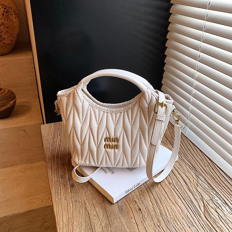 

Source manufacturer handbag bag autumn and winter new pleated soft shoulder bag niche high-end fashion trend shoulder bag 24*10*17 белый