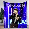 Dimash Kudaibergen Bühnenperformance-Decke - Weiche, gemütliche Überwurfdecke mit lebendigem Konzertdesign, mit schwarzer Reißverschlussjacke und Stunn