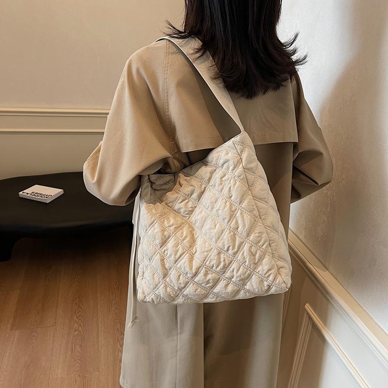 Large capacity tote bag women's 2025 autumn and winter new cotton bag diamond lazy wind tote bag leisure commuter bag