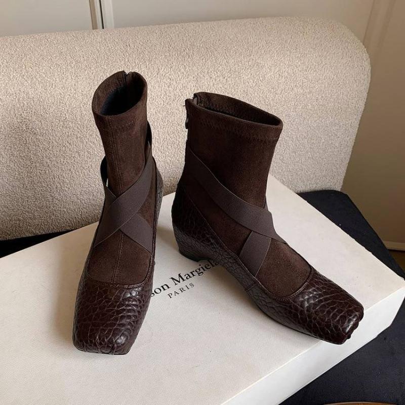 Versatile Leather Boots Women's Beef Tendon Sole Rear Zipper Leather Fashion Boots Autumn and Winter Medium Heel Large Size Women's Boots Square Heel 