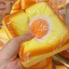 3D Realistisches Spiegelei Toast Squishy Fidget Spielzeug Langsam Aufgehend Dehnbar Quetsch-Druckentlastungsspielzeug Bestes Freundengeschenk für Erwachsene