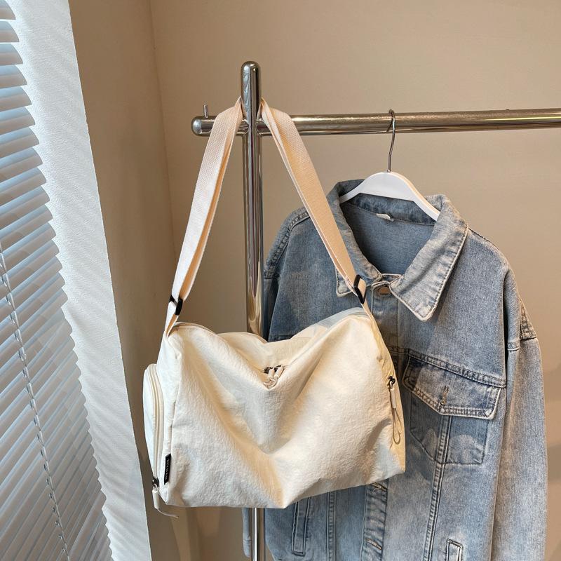 

Casual canvas bag large capacity shoulder bag women 2025 new nylon pillow bag messenger travel bag бежевый